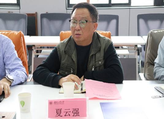 桌子前的人低可信度描述已自动生成 桌子前的人低可信度描述已自动生成